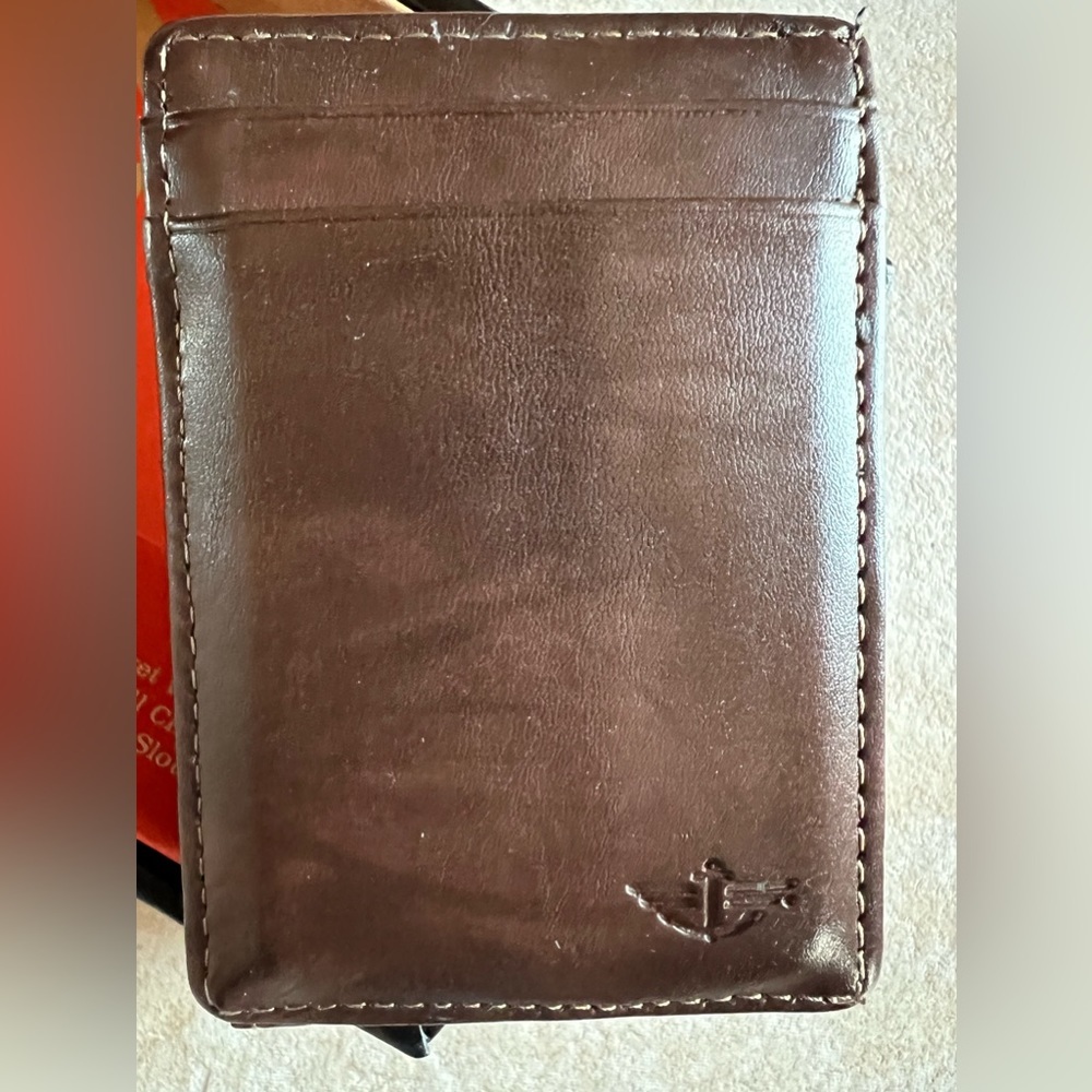 Dockers Men’s brown leather wallet -  Used but okay - Picture 3 of 7